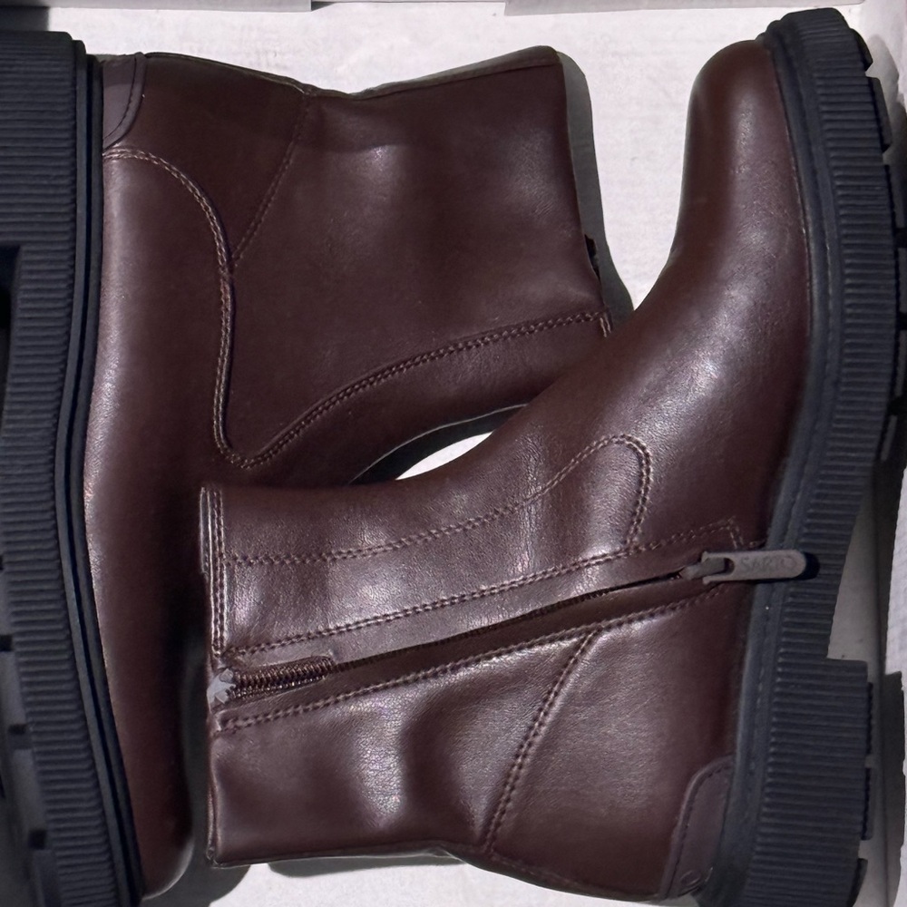 NIB Franco Sarto Chelsea Boots Size 6 (Dark Brown)
